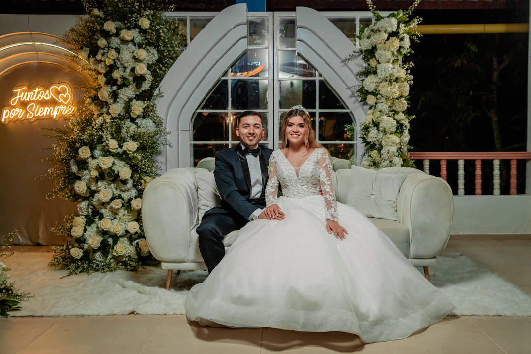 Retrato romántico de los novios durante su boda.
