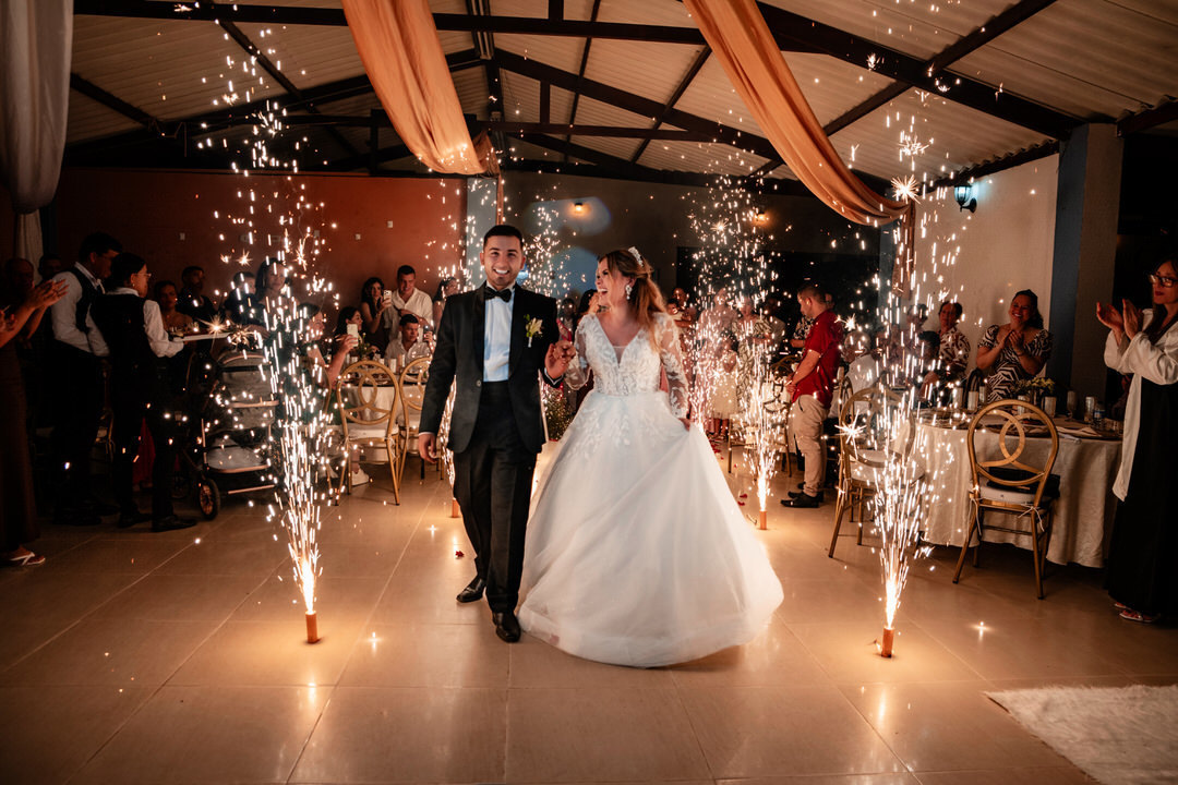 Retrato romántico de los novios durante su boda.
