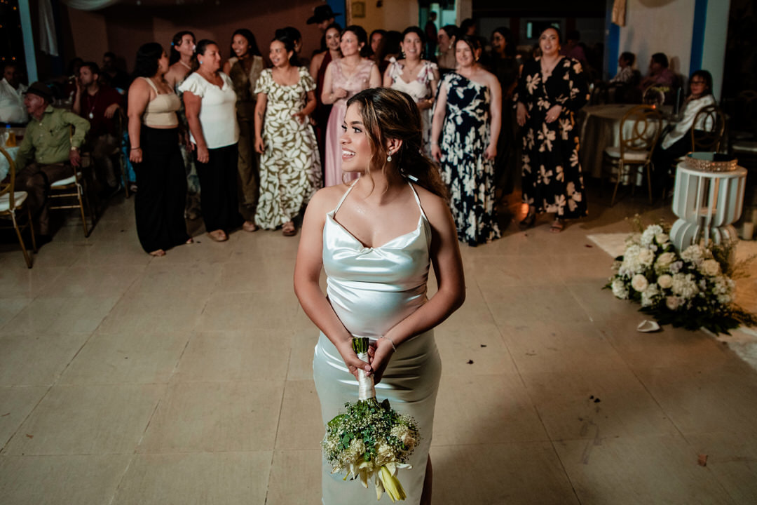 Fotografía de boda durante una ceremonia católica.