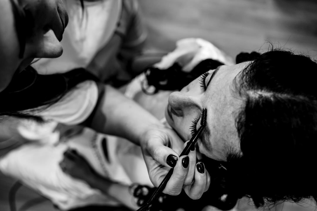 Fotografía de boda durante una ceremonia católica.