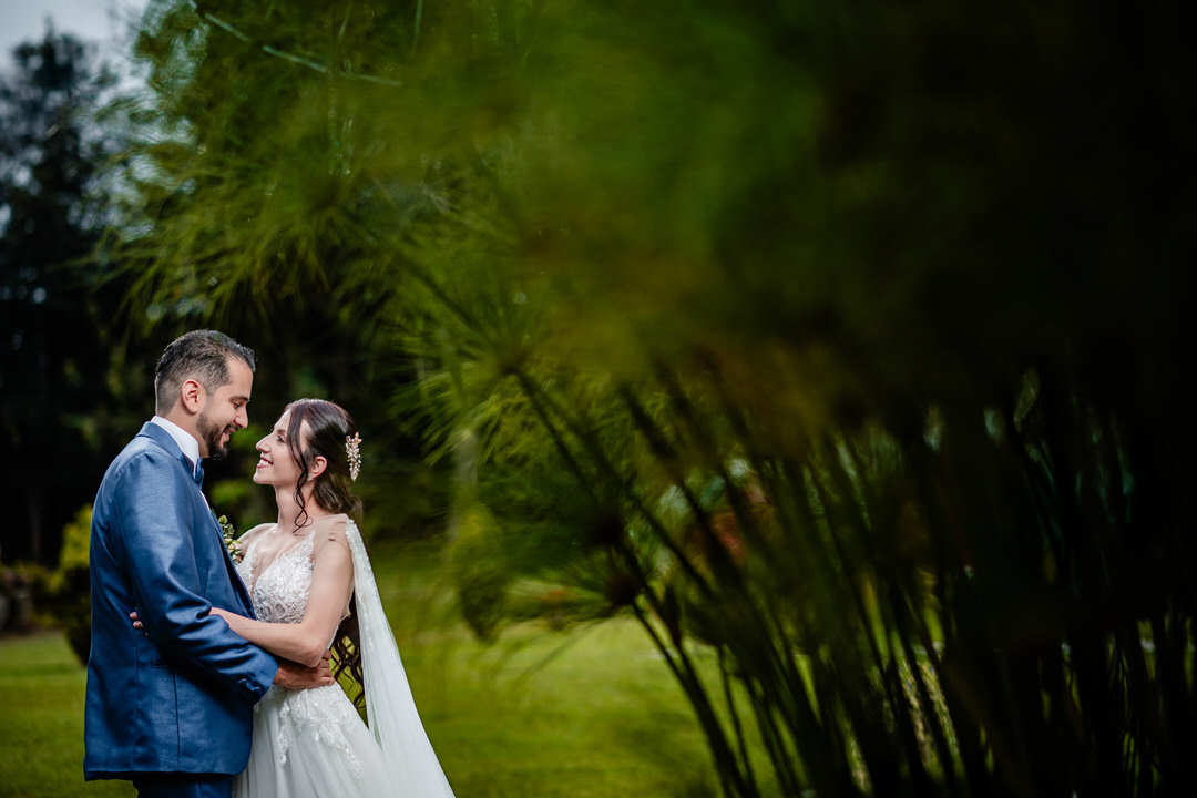 Retrato romántico de los novios durante su boda.