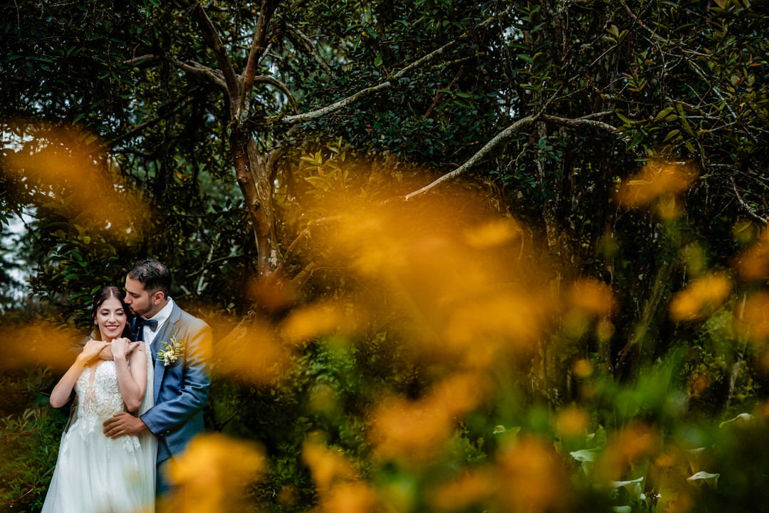 Retrato romántico de los novios durante su boda.