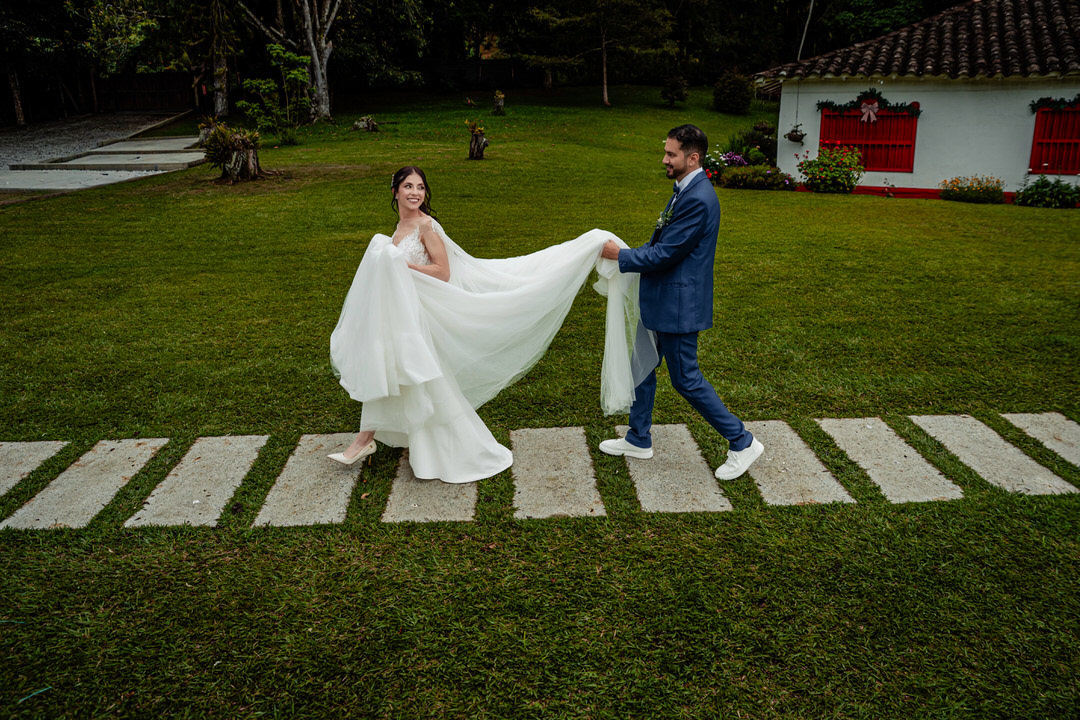 Fotografía documental de una boda llena de emociones.