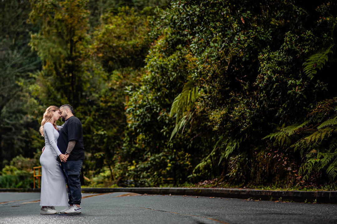 Sesión de pareja con luz natural y un estilo elegante.