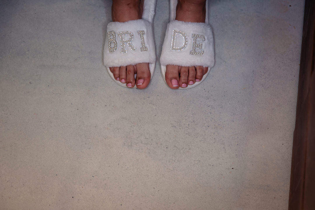 Fotografía de boda durante una ceremonia católica.