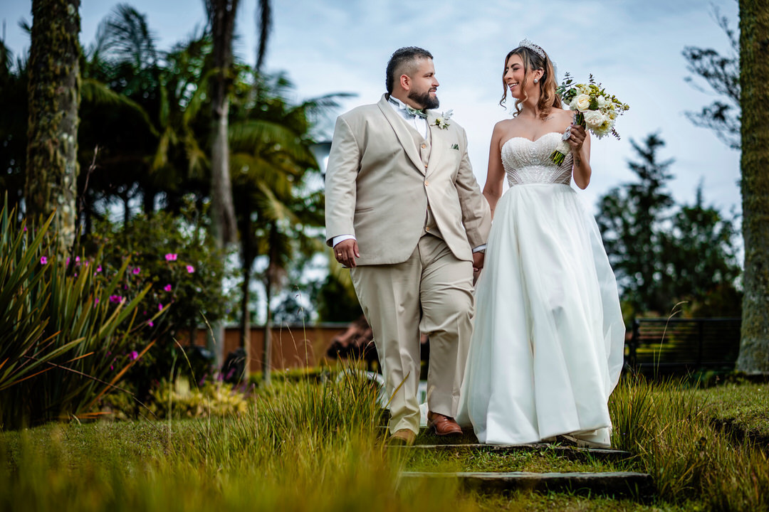 Retrato romántico de los novios durante su boda.