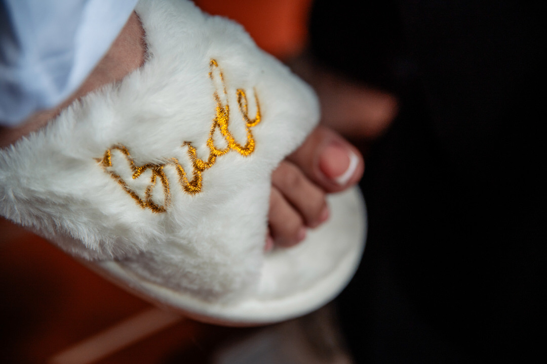 Fotografía de boda durante una ceremonia católica.