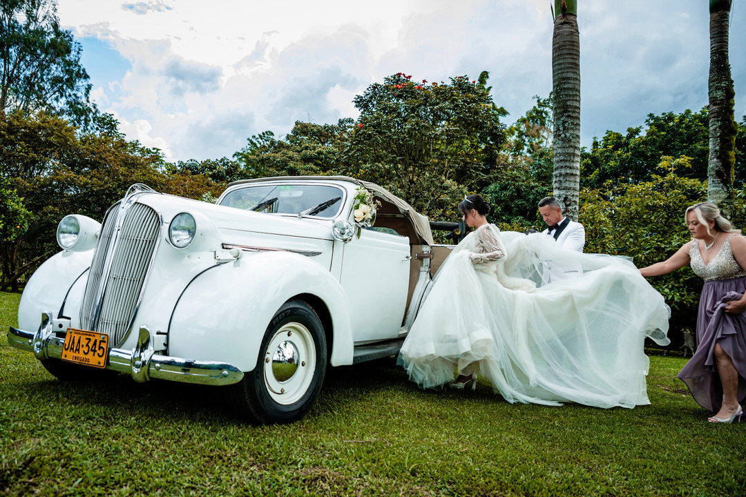 Retrato romántico de los novios durante su boda.