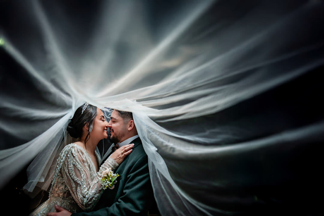 Retrato natural de una pareja recién casada.