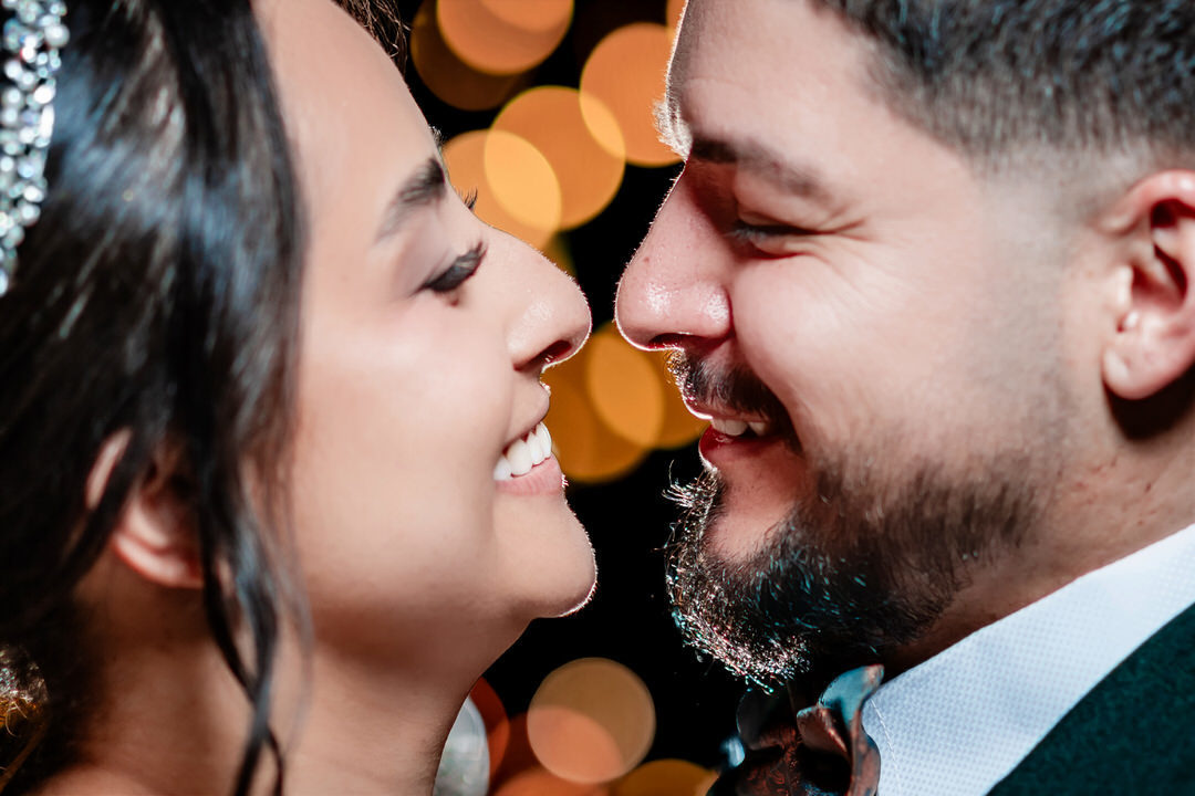Retrato natural de una pareja recién casada.
