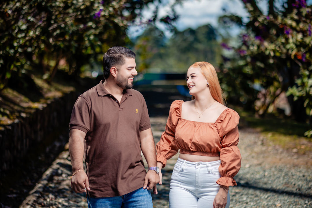Retrato romántico de una pareja durante su sesión preboda.