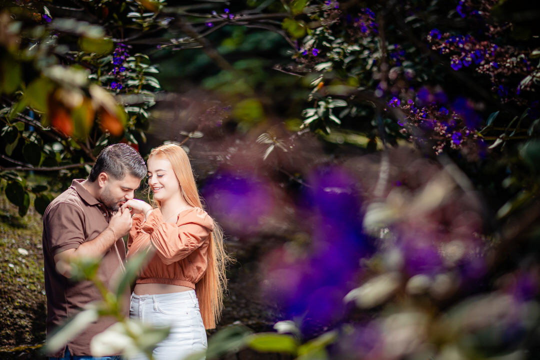Retrato romántico de una pareja durante su sesión preboda.