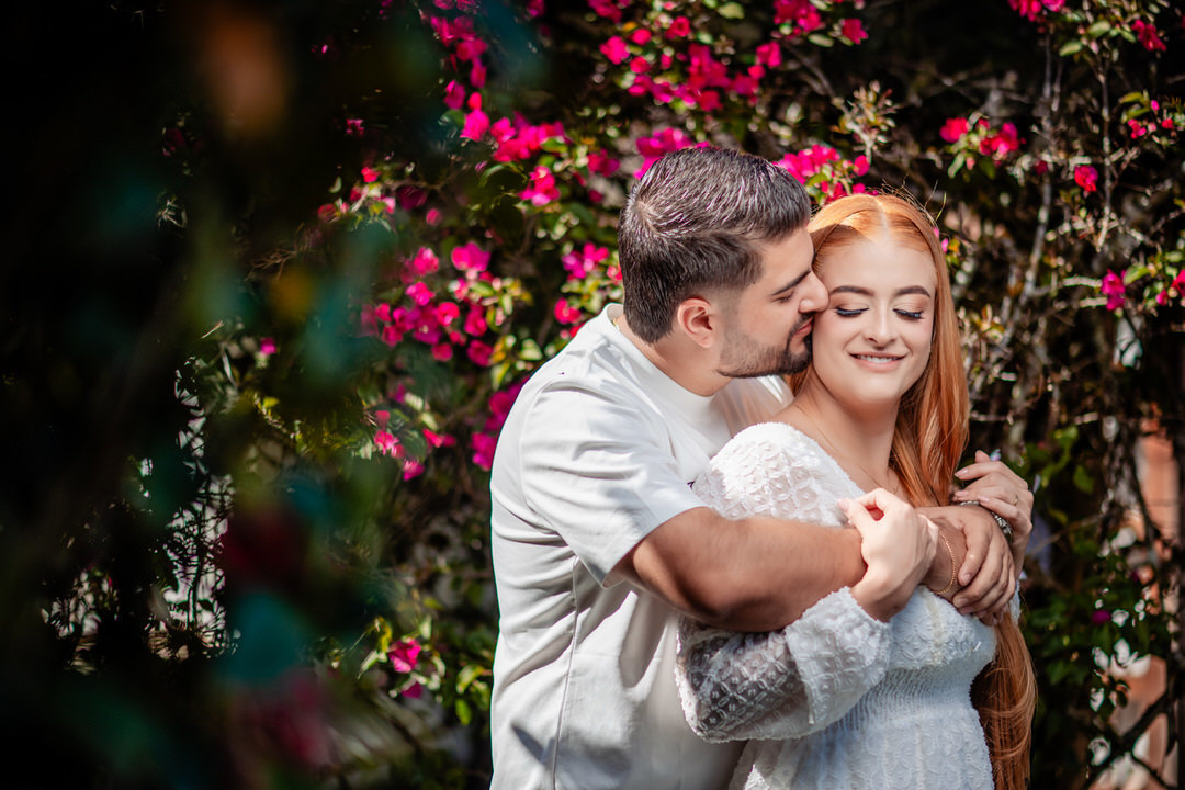 Sesión preboda en Medellín con un estilo natural y atemporal.