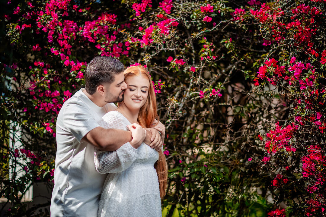 Momentos auténticos de una pareja antes del día de su boda.