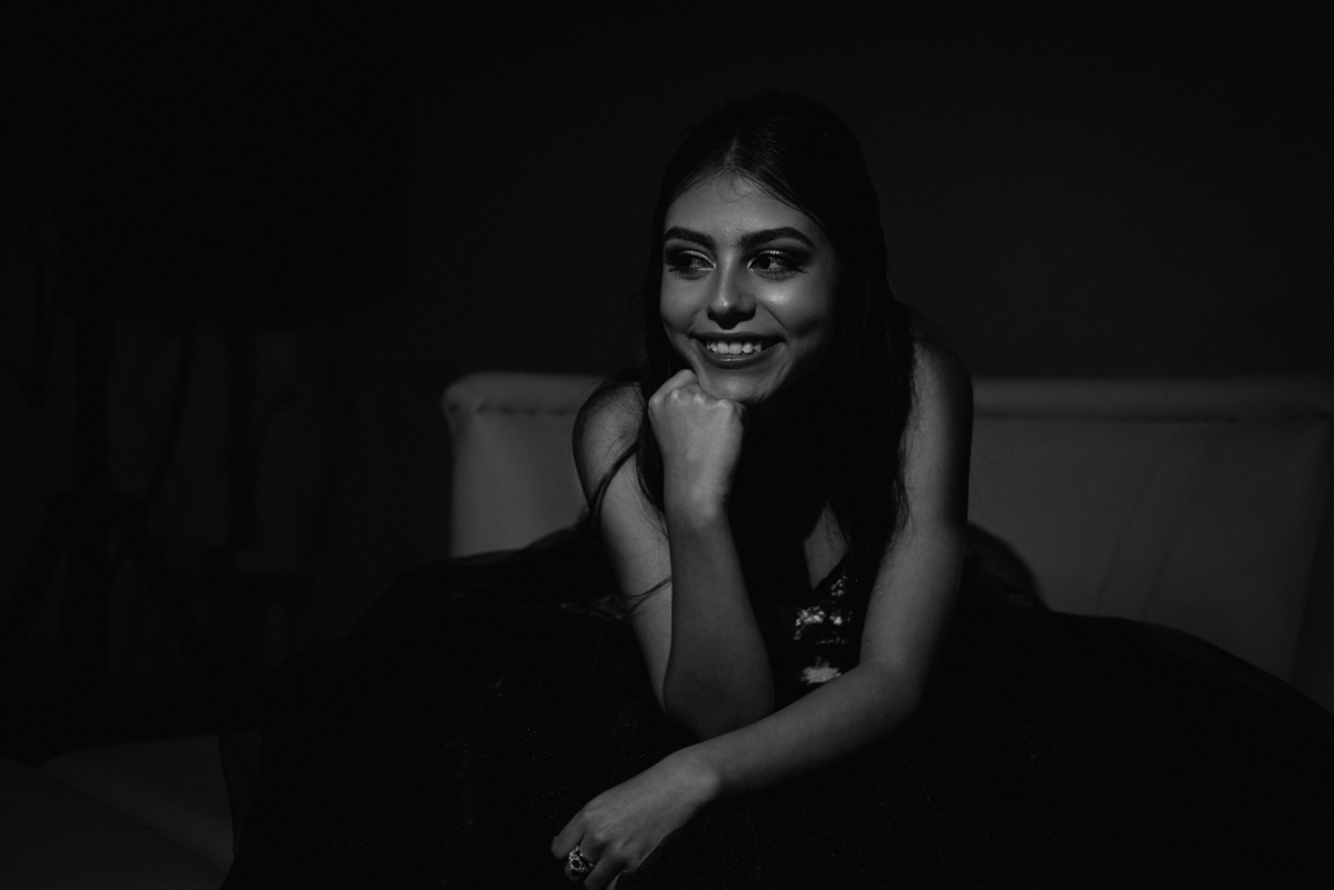 Camila en sus 15 años mirando a su mamá. Fotografía a blanco y negro