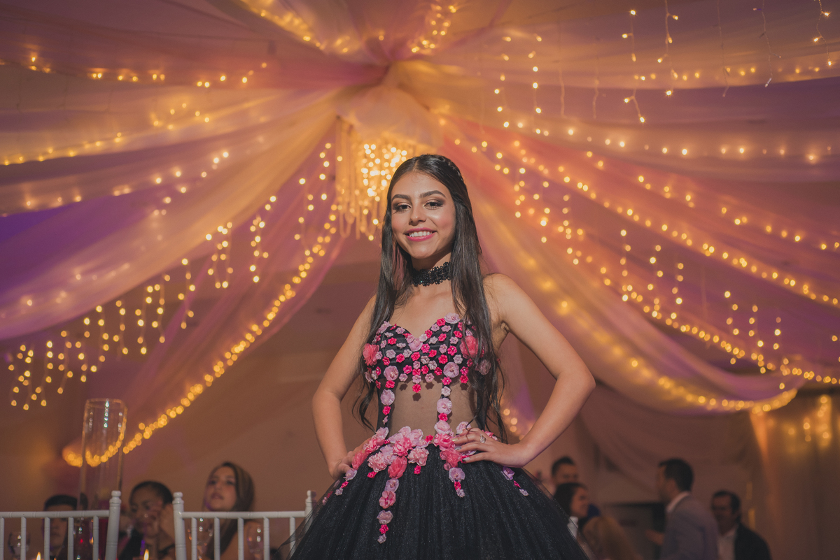 Retrato de Camila con su vestido de quince años