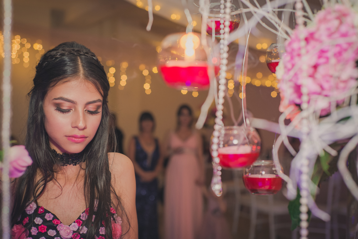 Camila en su fiesta de quince años apagando las 15 velas