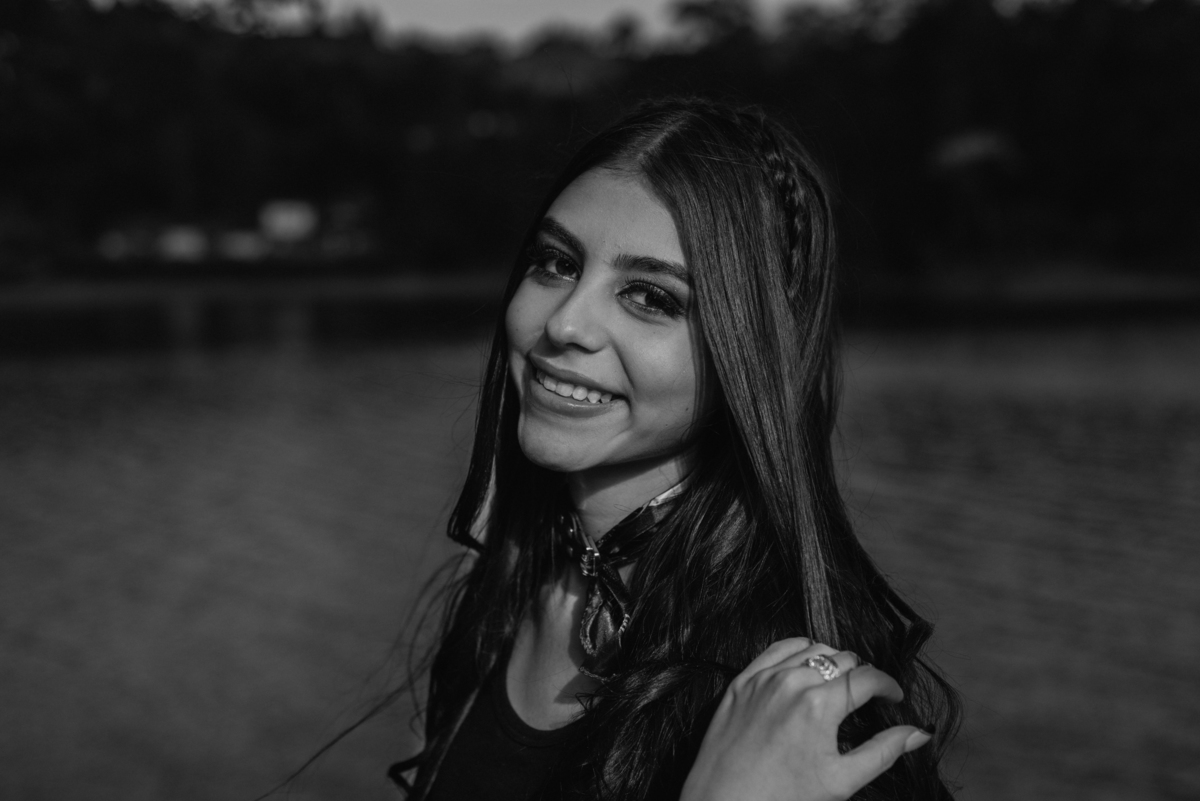 Fotografía en blanco y negro de retrato de Camila en su sesión de 15 años