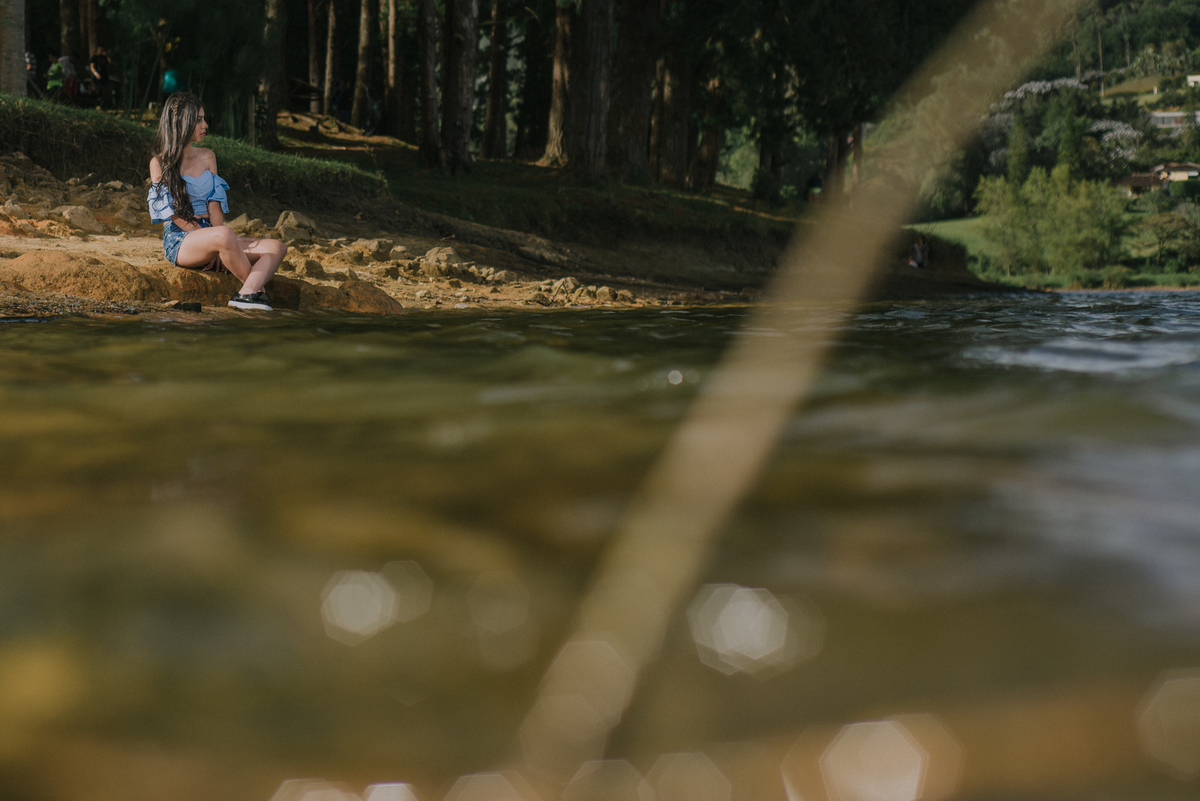 Camila mirando el lago en sus fotografías de quince años