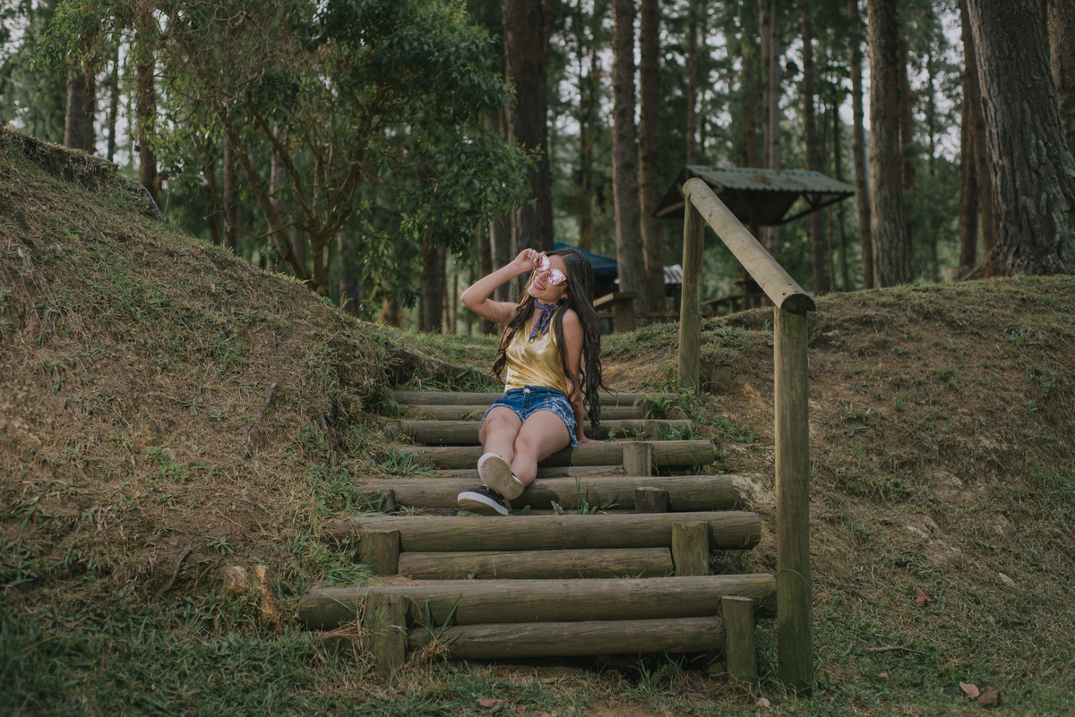 Camila en sus 15 años usando gafas de sol para su sesión fotográfica