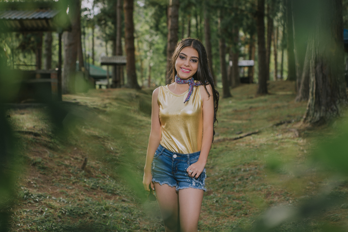 Retrato de Camila en su sesión de 15 años en el bosque del parque Los Salados