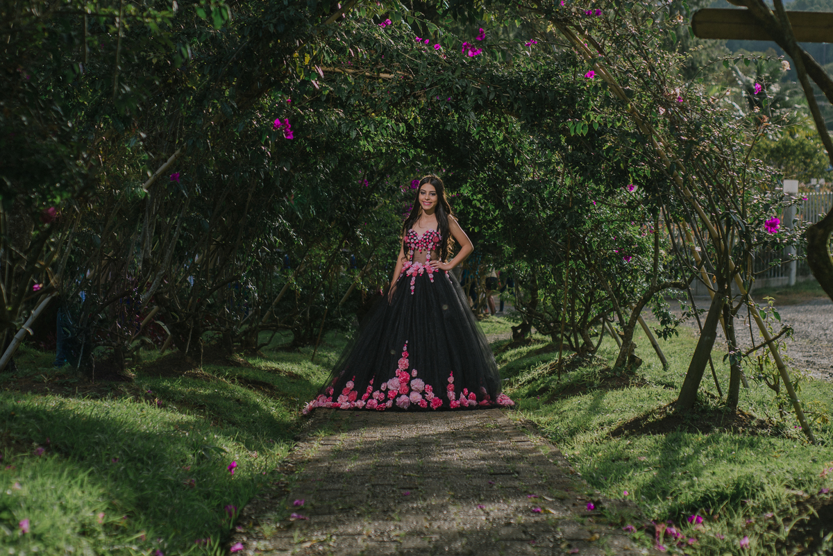 Camila con su vestido de 15 años para la sesión fotográfica en El Retiro