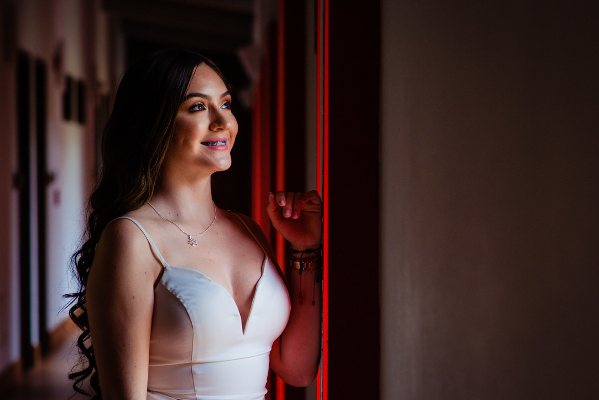 Ximena en una ventana en el hotel de Piedras Blancas en su sesión de quince años