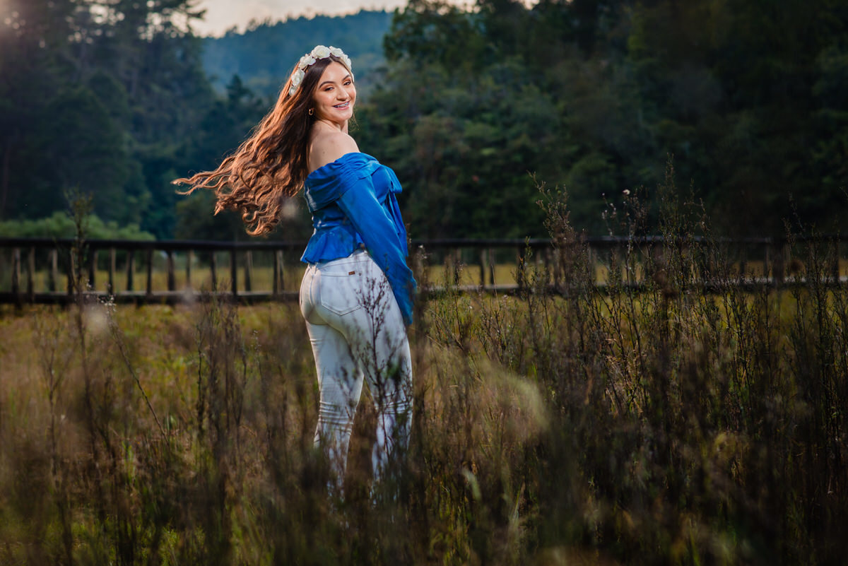 Ximena junto al lago del parque Arví en su sesión prequinces