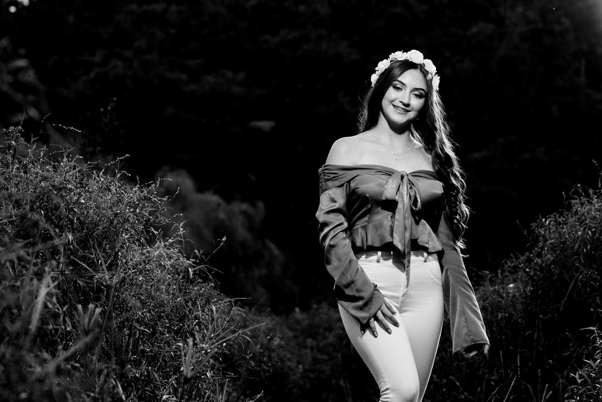 Fotografía a blanco y negro de la sesión prequinces de Ximena