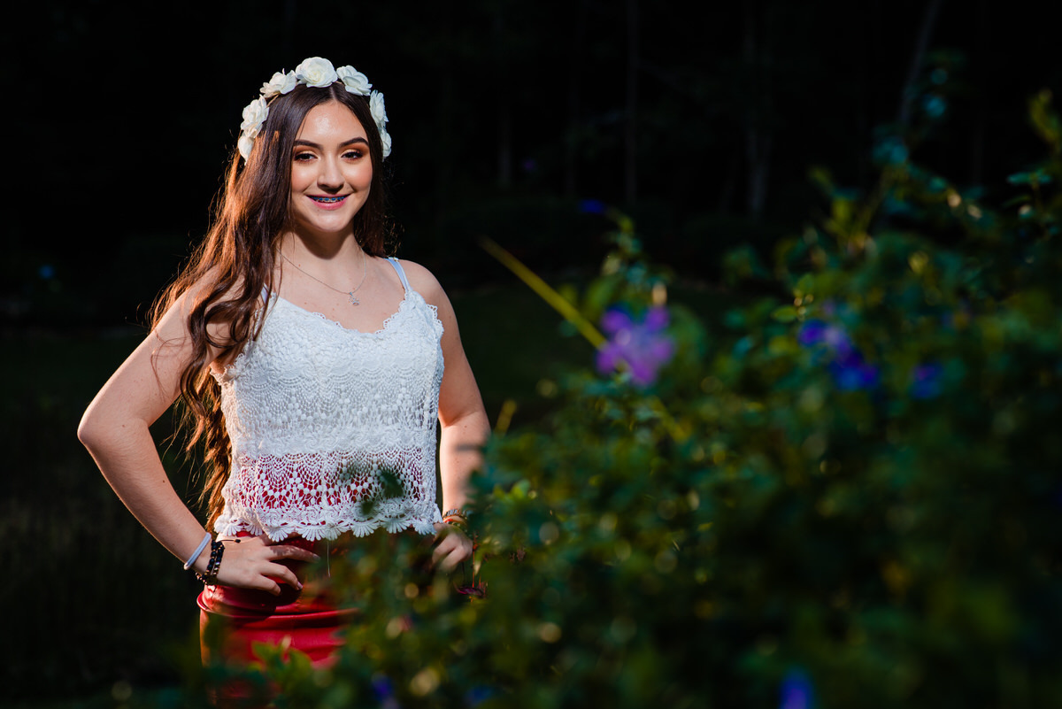 Retrato de Ximena en su sesión de quince años con balaca de flores