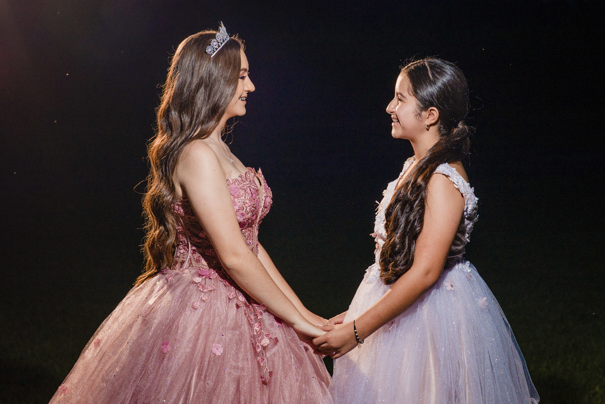 Ximena y su hermanita en sus quince años