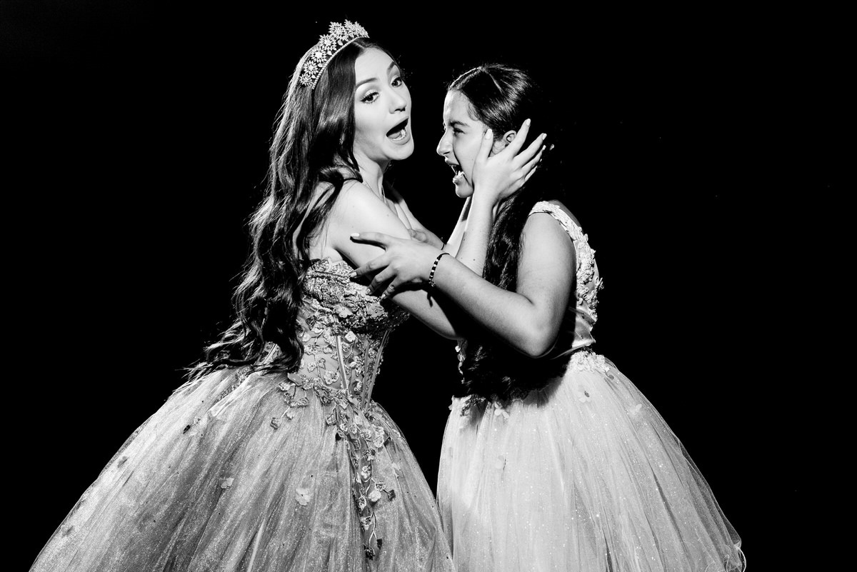 Abrazo de Ximena y la hermana en su fiesta de 15 años