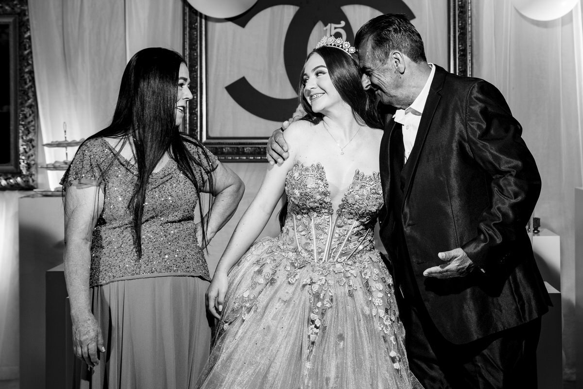 Ximena con sus abuelos en la fiesta de 15 años