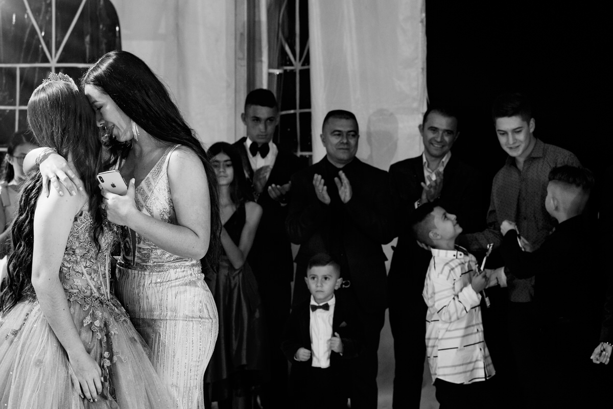 Abrazo con la mamá de la quinceañera