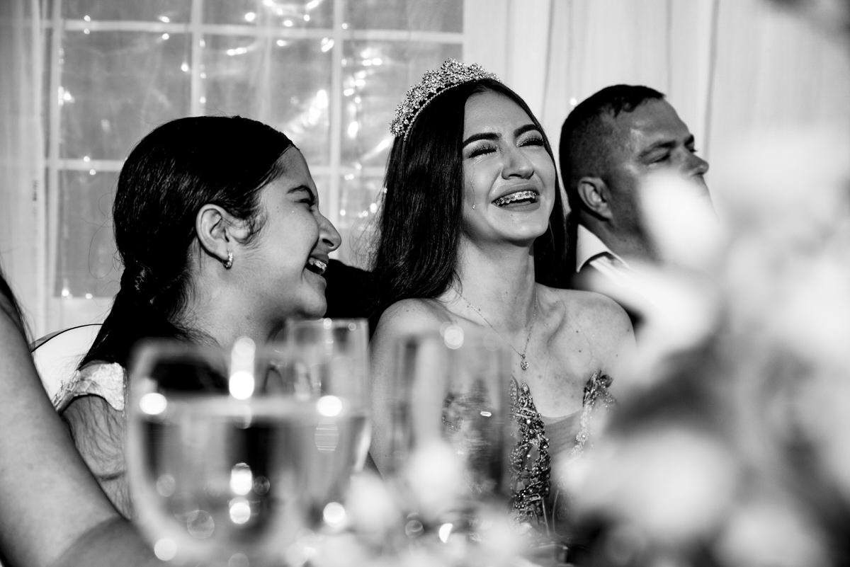 Risa en blanco y negro con los quinces de Ximena