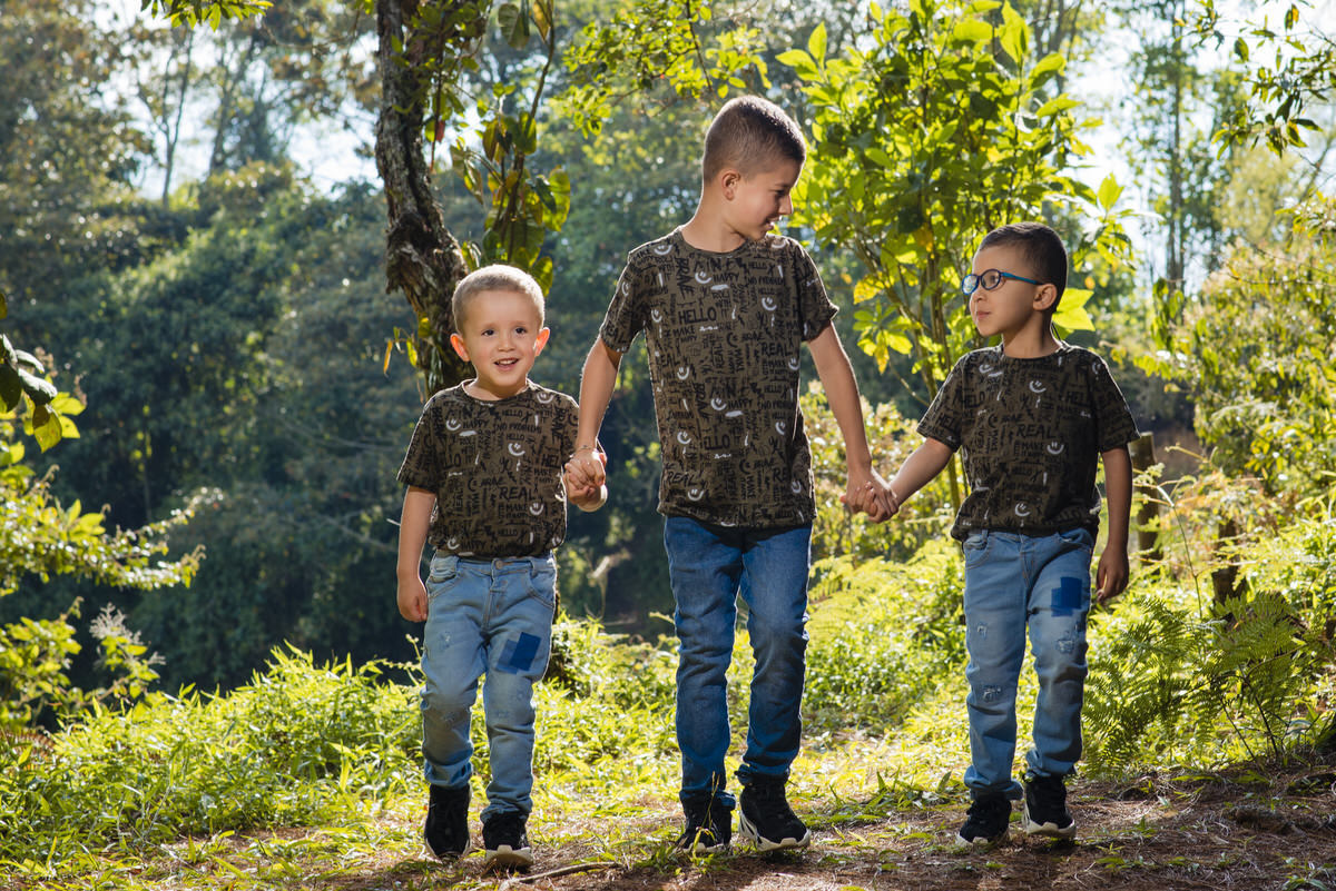 Disfrutando a sus hermanos en su Primera Comunión