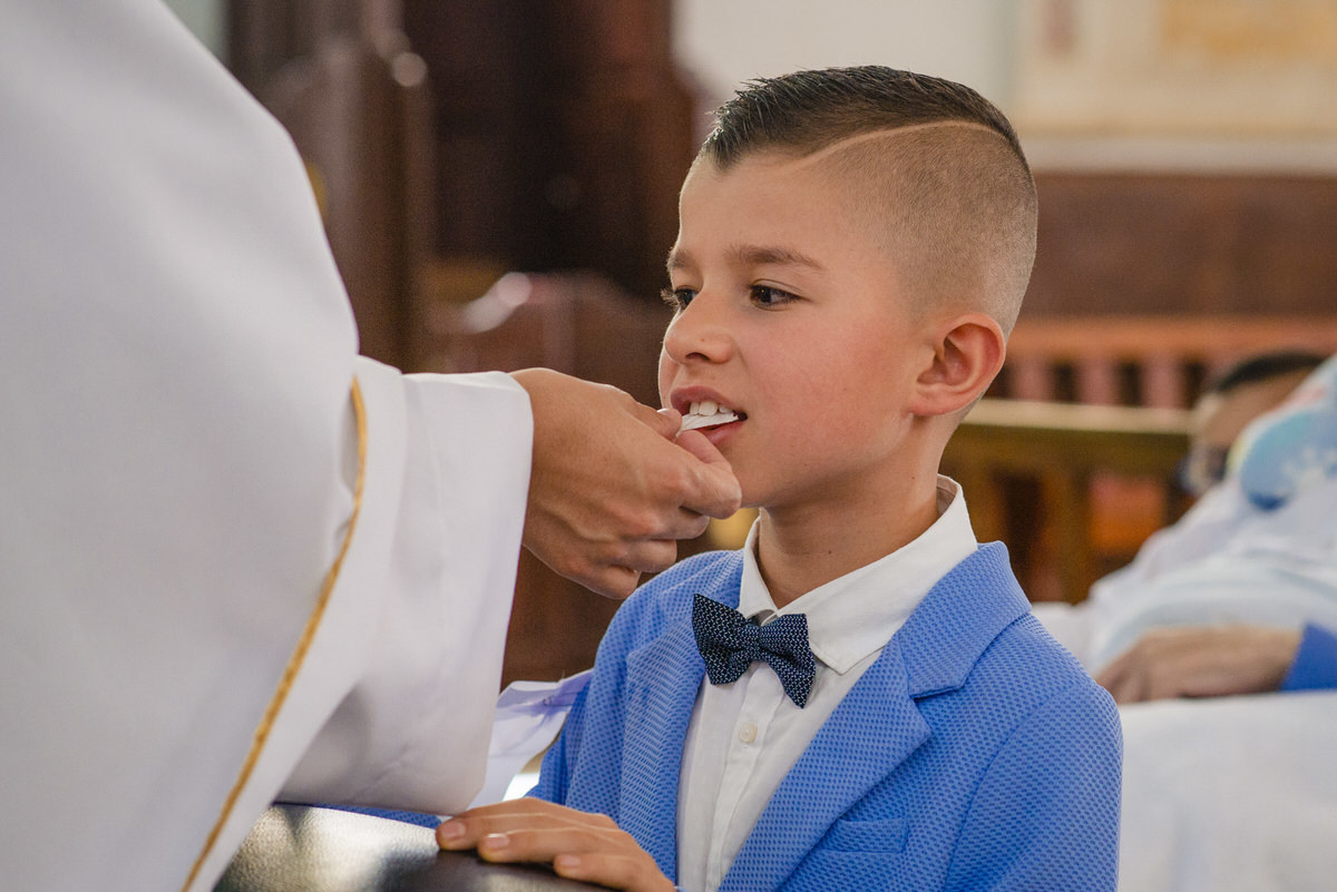 Recibiendo su Primera Comunión