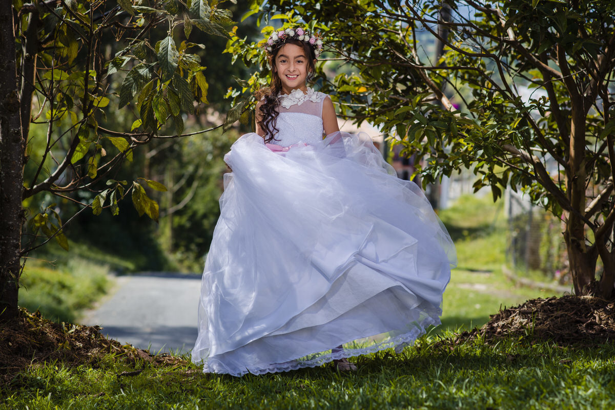 Salomé con su vestido de Primera Comunión