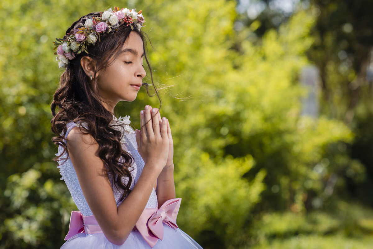 hablando con Dios en su Primera Comunión