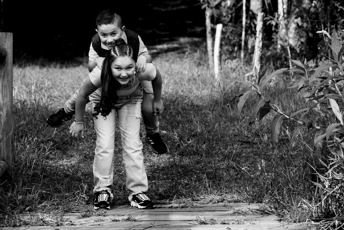Juliana y Emiliano disfrutando antes de su Primera Comunión