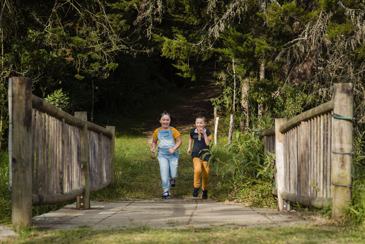Juliana y Emiliano corriendo hacía su Primera Comunión 