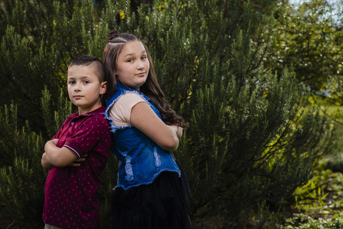 Juliana y Emiliano en la sesión de fotos de preparación para la Primera Comunión