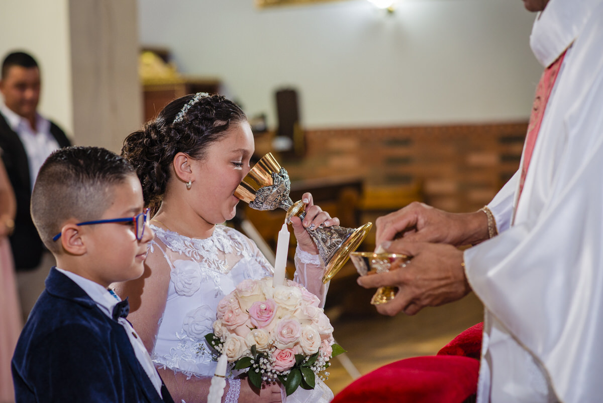  Juliana tomando la Sangre de Cristo en su Primera Comunión
