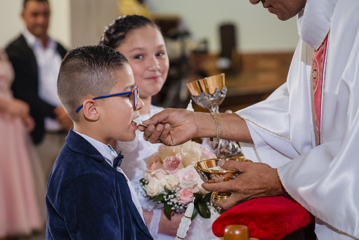 Emiliano recibiendo su Primera Comunión