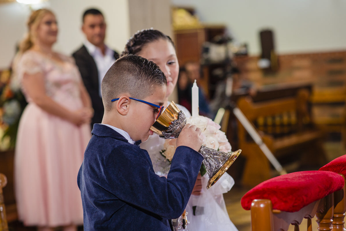 Emiliano tomando la Sangre de Cristo en su Primera Comunión