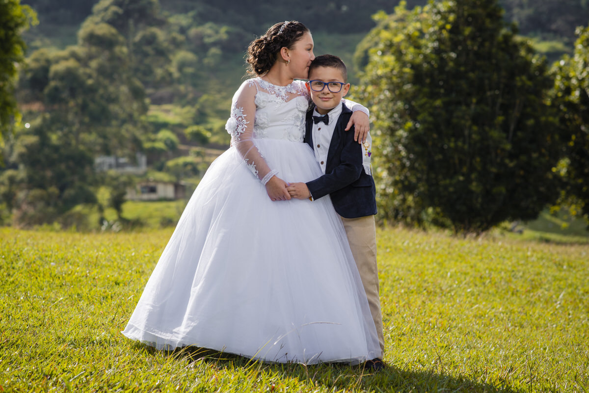 Juliana & Emiliano vestidos en su Primera Comunión