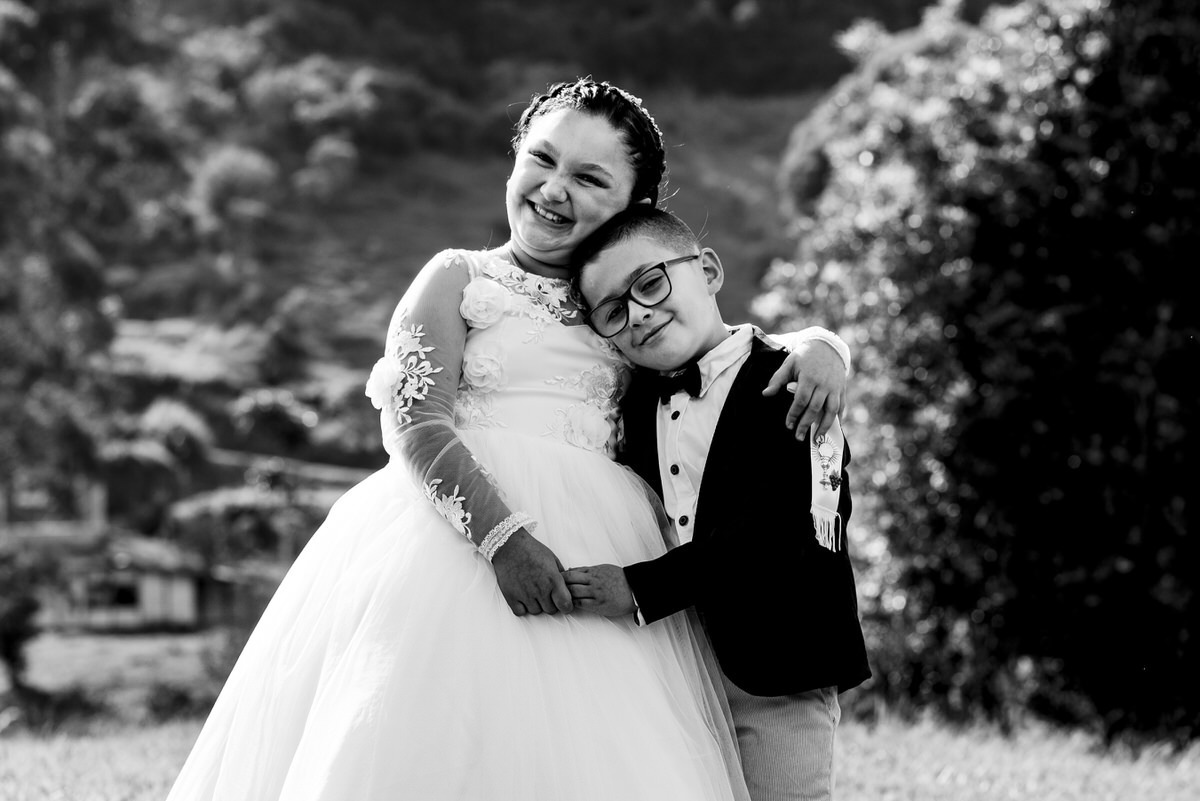 La felicidad de recibir su Primera Comunión