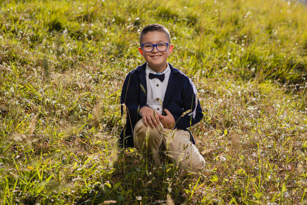 Emiliano feliz por haber recibido su Primera Comunión