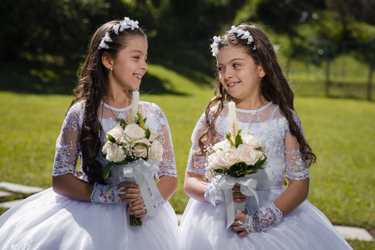Ana Isabel y María Clara mirándose en su Primera Comunión