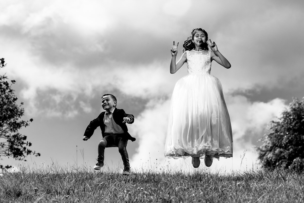 Emiliano y Sofía Saltando en su Primera Comunión